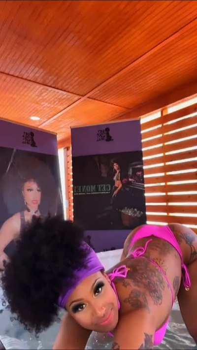 Hot Tube twerking in bikini 