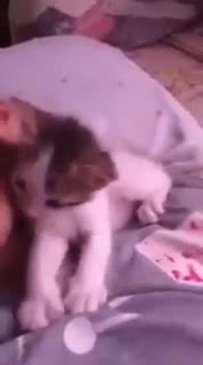 Kiss back is too sweet!