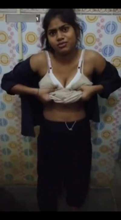 🥵 Desi Girl Friend strip by cousin in Bathroom 😍🔥️ [Link In Comment] 👇👇