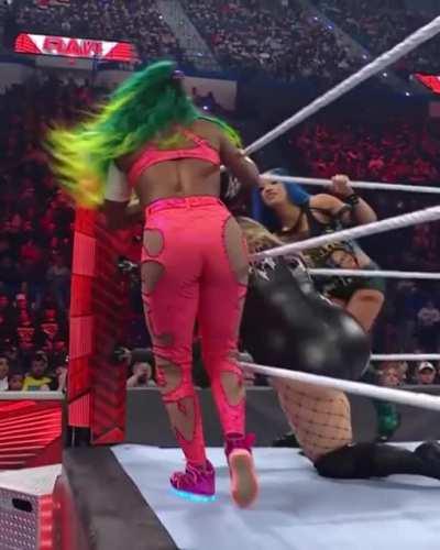 Naomi sexy booty
