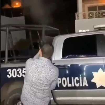 Letting it off in front of the Mexican cops with no worries in the world .. in the street at that. Lawless ... im sure you cant always get away with this 🤷‍♂️😂