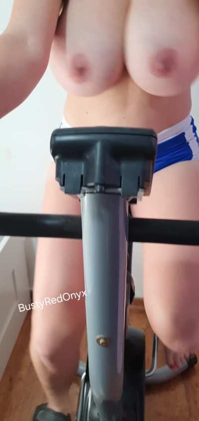 Come near me so I can smack you with my 32g titties