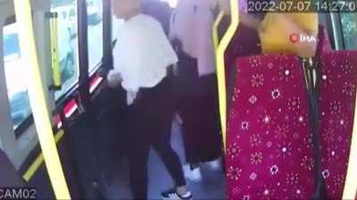 Mersin'de bir kadın açık bırakılan minibüs kapısından düşerek hayatını kaybetti.