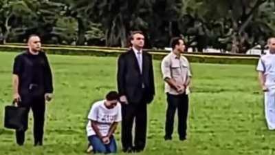 Bolsonaro e Michelle choram ao se despedir do Palácio do Alvorada.