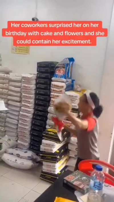 Her coworkers surprised her on her birthday with cake and flowers and she could contain her excitement. 😭🎂 🎁🎉🥳🎊