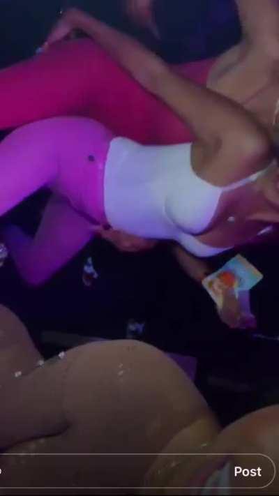 Lee live with friends 