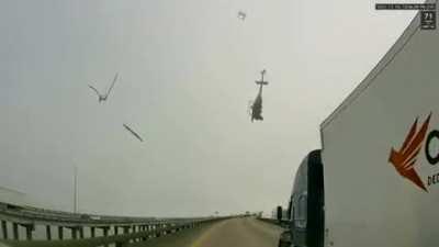 Падение вертолета после задевания высоковольтной линии