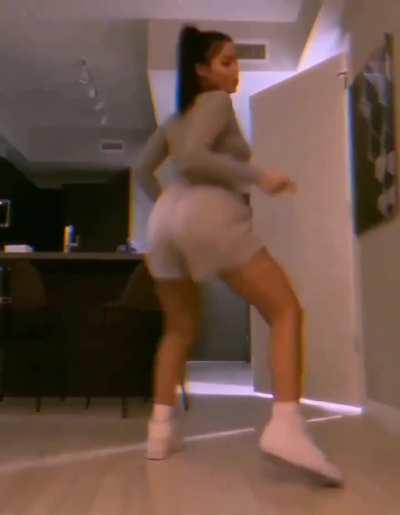 Emilia Mernes 🤤🤤 y su culo