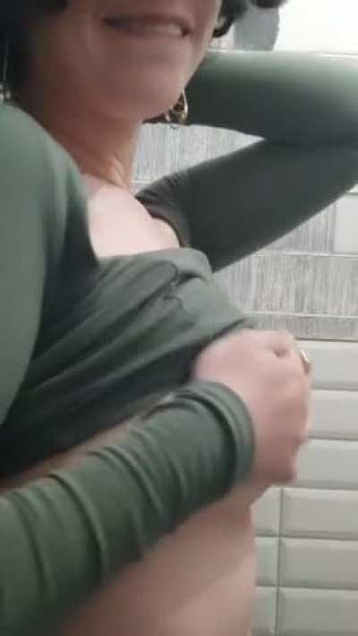 I'm visiting my family this week and therefore working from a French coworking space. I forgot Parisians could be even more shocked than Londoners, when seeing a woman wearing no bra. I swear they're sweating when looking. 🥵 I love being so shocking. Woul