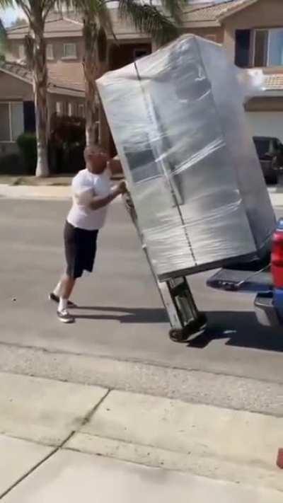 This man single handedly unloaded a fridge