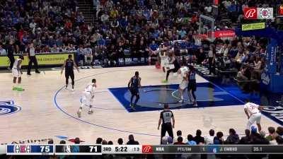 [Highlight] Kawhi expertly navigates through the defense, spins and hits the insane reverse layup!