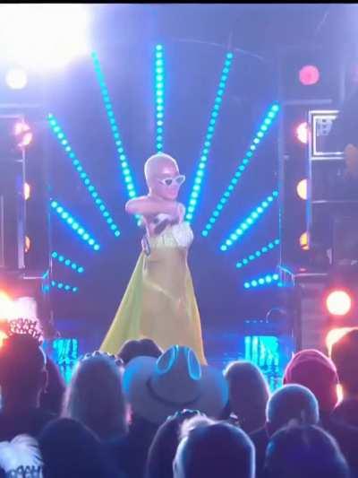 Goddamn, I'd been sleeping on her and never really checked her out. Giffed shit from her NYE performance on NBC