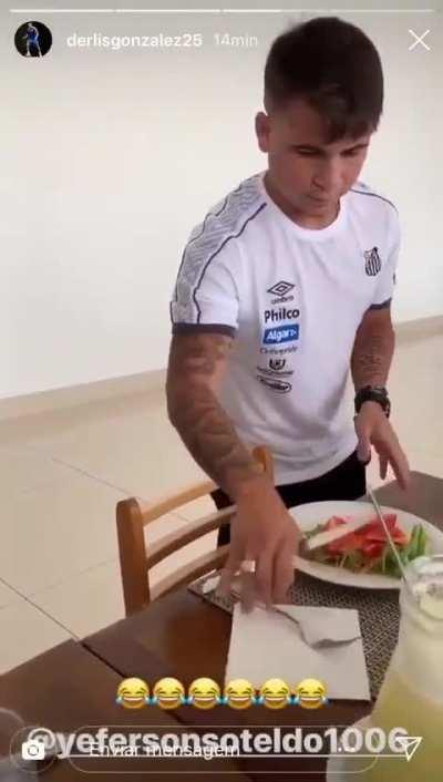 Soteldo fazendo um lanche 