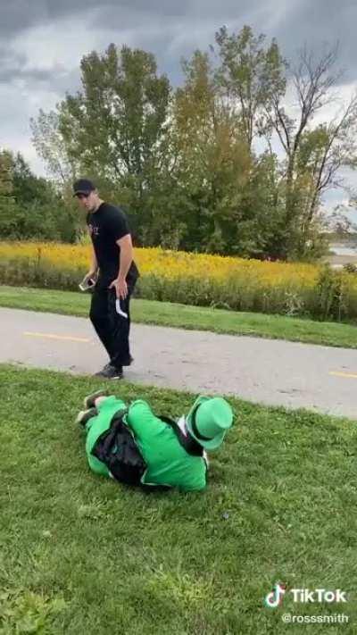 Прекрасная поездка на скейтборде.