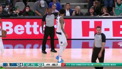 [Highlight] Mavs turn the ball over trying to hold onto the ball up 1 but Sochan can't convert on the other end