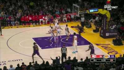 [Highlight] LeBron James dunks the basketball