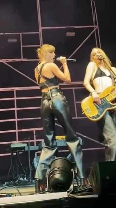 Taylor teasing you with her butt