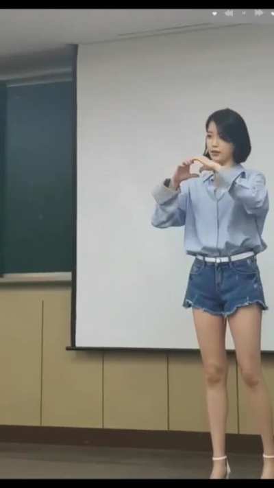 IU: cut-off shorts