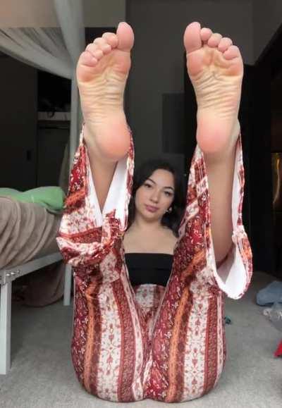 Sexy Latina soles