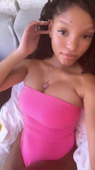 Halle Bailey 