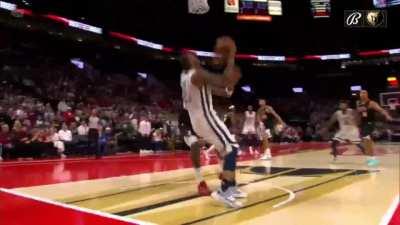 [Highlight] Grizzlies with crucial back to back turnovers losing the ball on the way up