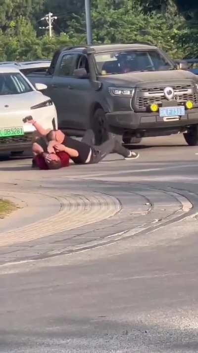 I call of all countries to ban guns so we could have road rage’s like this more 