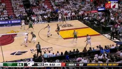 [Highlight] Jrue switches onto Robinson, and Duncan takes advantage of the mismatch