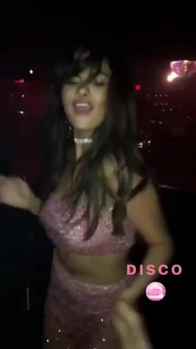 Am I the only one who thinks that Selena looks a bit like Camila here?