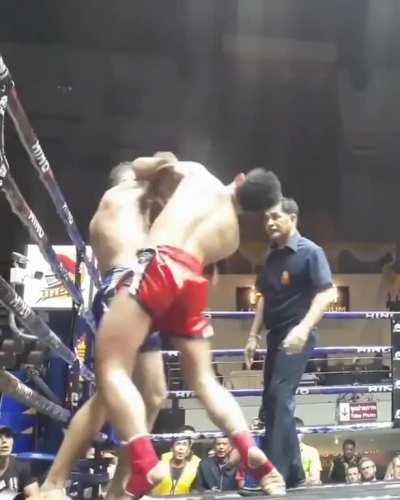 Beautiful elbow by Mathias Gallo lands clean against Chalamsuek at Lumpinee Stadium in February