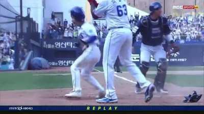 [Highlight] [KBO] Samsung Lions Kim Ji-chan's slide to homeplate from yesterday's game.