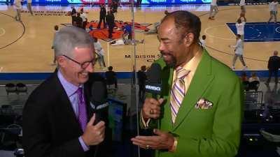 [Highlight] Clyde Frazier welcomes back fellow Hall of Famer Mike Breen to the booth