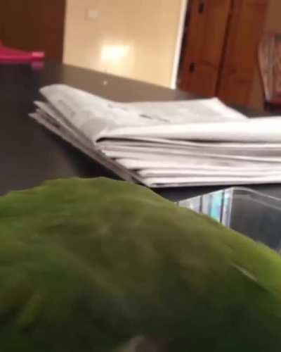 This idiot fighting a fruit packaging