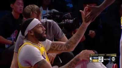[Highlight] Anthony Davis rejects towel guys offer to help after he falls
