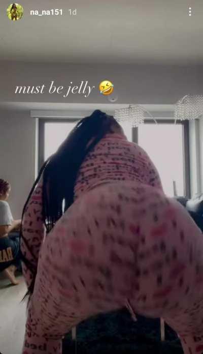 How she stuff all that ass in them jammies 😍