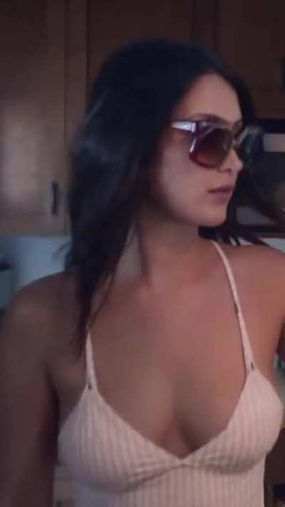 Bella Hadid - Guide to LA Vertical Edit