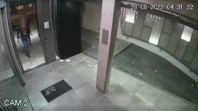 [ROSARIO] Degenerado toca a una piba y le muestra los genitales en la puerta del depto. Piden ayuda para identificarlo