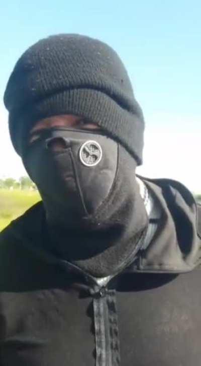 Un piquetero con onda y palo en mano amenaza al Gobierno del Chaco: 