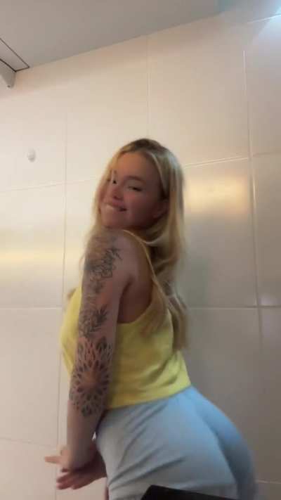 Gostosa demais rebolando a raba - Treyce