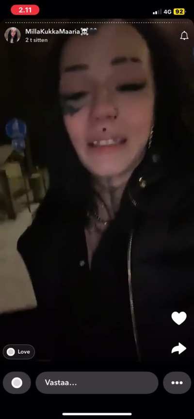 Millalta viety rahat ja syyllistää kavereita? Kukaan millan kavereista ei päässyt mukaan ja sen takia milla joutui tutustumaan baarissa tuntemattomiin ja nyt on rahat viety🤣