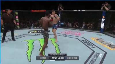 O mundo dá voltas... Chris Weidman acaba de ter um ferimento extremamente parecido com o que Anderson Silva teve quando lutou contra ele.