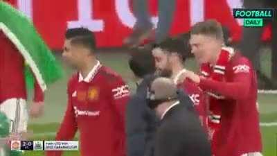 Casemiro wins the trophy but still frustrated that Bruno didn’t pass at the end 🤣