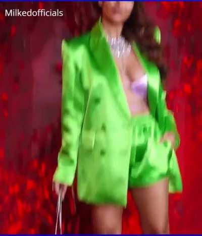 one of most used pair of tits in bollywood - Malaika Arora😍