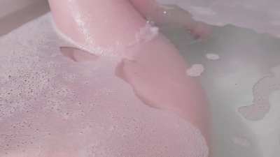 It'd be so cool if women did their make-up somewhere other than the public bathroom so I can shit in peace 🫶💗