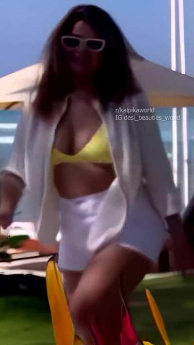 Parno Mittra huge boobs in bikini vacation in Sri Lanka