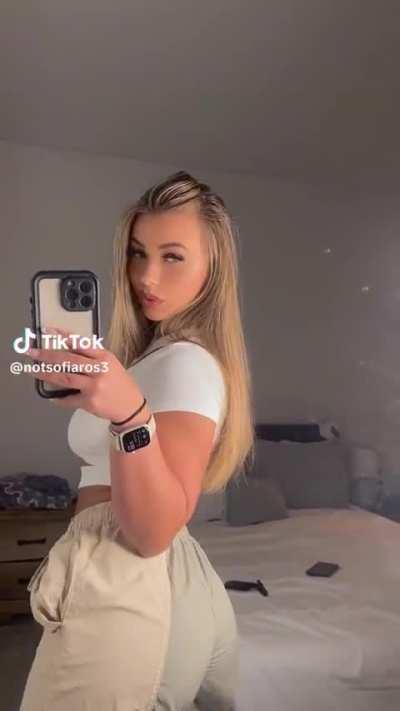 @sofiaros33 Sofia Rose