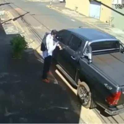 Carjacking ends badly for carjacker