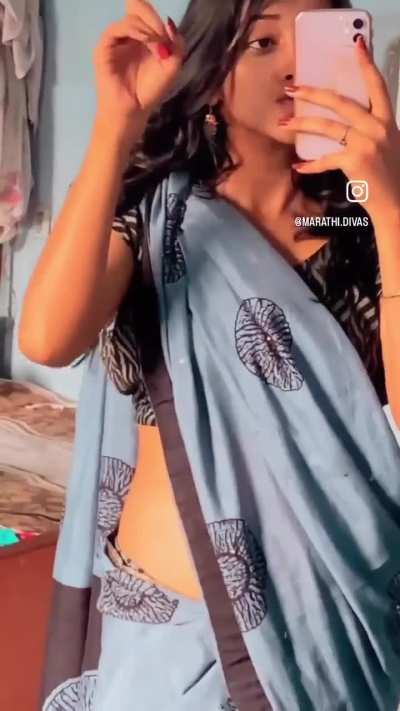 navel exposed in saree.
