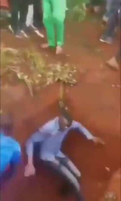 Хаос на похоронах