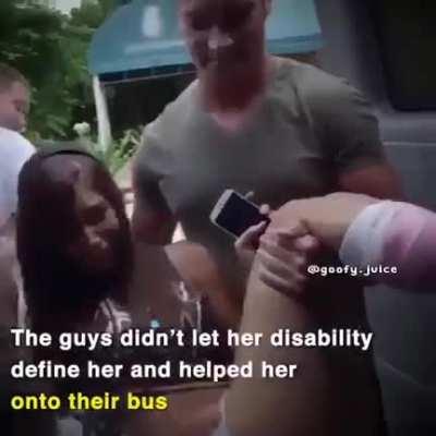 Ayudan a una chica con discapacidad y le dan dinero 🫡