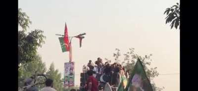 Video of Imran Khan, former PM of Pakistan and current Leader of Opposition being shot in Wazirabad. 5 injured.
